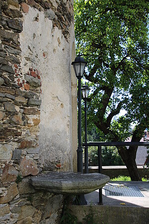 Großgöttfritz, Karner neben der Pfarrkirche, am Grufteingang bezeichnet "AEIOU 1483", Bodenplatte der ursprünglichen Außenplatte