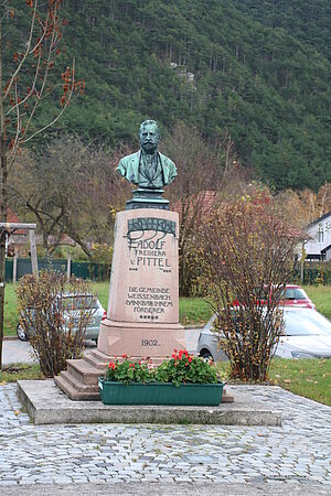 Weißenbach an der Triesting, Denkmal für Adolf Freiherr von Pittel, 1902