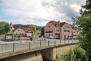 Kircnberg an der Mank, Blick auf den 2016 neu gestalteten Dorfplatz