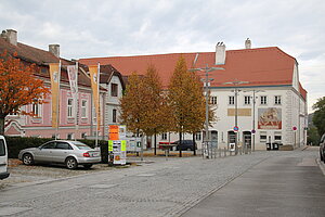 Neuelengbach, Blick Richtung Gerichtsgebäude, Hauptplatz Nr. 2