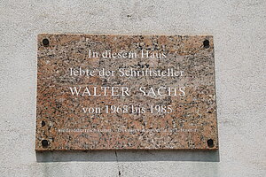 Traisen, Rathausplatz 1, Gedenktafel für den Schriftsteller Walter Sachs