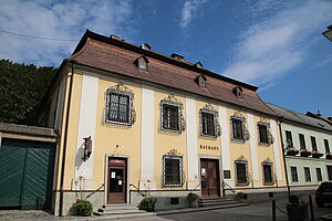Persenbeug, Rathaus, 16. Jh., Fensterkörbe um 1740