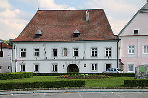 Wilhelmsburg, Hauptplatz Nr. 10, im Kern mittelalterliches Bürgerhaus, barock verändert