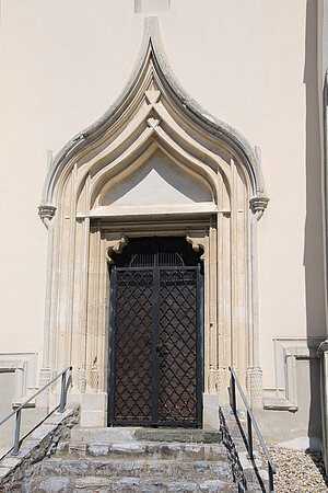 Drosendorf, Pfarrkirche Hll. Peter und Paul in der Altstadt, verstäbtes Portal an der Südseite der Kirche