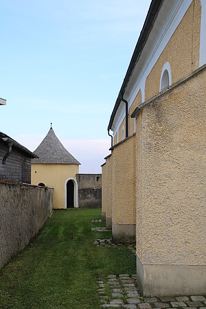 Oberwölbling, Wehrmauer rund um die Pfarrkirche