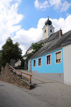 Stratzing, Blick von der Hollerzeile zur Pfarrkirche
