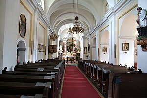 Hohenau an der March, Pfarrkirche Auffindung des Hl. Kreuzes, Blick in das Langhaus Richtung Hochaltar