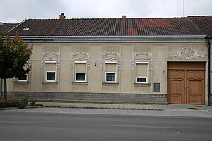 Lassee, Obere Landstraße Nr. 28: historistische Fassadengliederung
