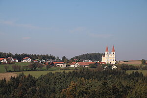 Lichtenegg mit der weithin sichtbaren Wallfahrtskirche Maria Schnee im Kirchweiler Kaltenberg