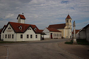 Grafenberg, Gemeindezentrum und Pfarrkirche hl. Kreuz von 1801
