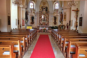 Prottes, Pfarrkirche Mariae Himmelfahrt, Blick in den barocken Chor, im Norden errichtet