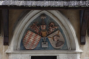 Schwallenbach, Filialkirche hl. Sigismund, Schulterbogenportal, polychromierte Wappen