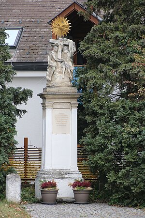Mitterndorf an der Fischa, Dreifaltigkeitssäule, 1853 anlässlich des Attentats auf Kaiser Franz Joseph errichtet