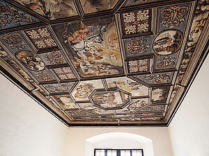Bemalte Holzkassettendecke in der sogenannten Kapelle (Mitte 17. Jh.) von Schloss Leiben