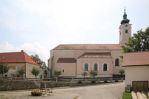 Eisgarn, Pfarrkirche Mariä Himmelfahrt, gotischer Bau  (ab 1330) mit spätbarockem West-Turm 1766-1782)