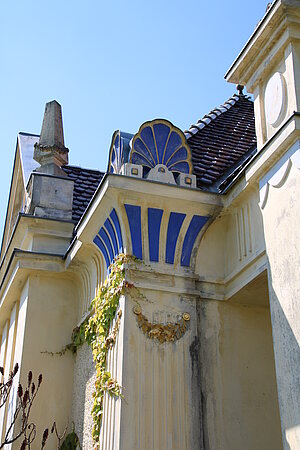 Hafnerbach, Mausoleum für Maximilian Graf von Montecuccoli-Laderchi, 1913 errichtet, historistisch mit Jugendstildekor