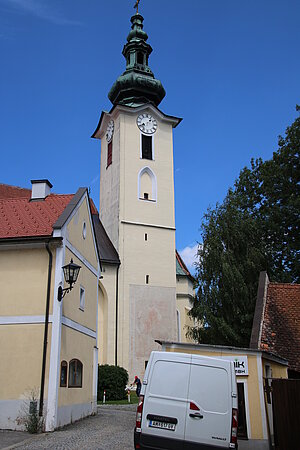 St. Peter in der Au, Pfarrkirche Hll. Petrus und Paulus, spätgotische Wehrkirche mit dreischiffigem Hallenlanghaus und Chorseitenturm