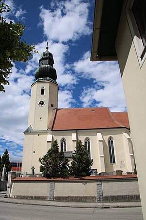 Wolfsbach, Pfarrkirche hl. Veit, spätgotische Hallenkirche mit vorgestelltem West-Turm, polygonaler Chor