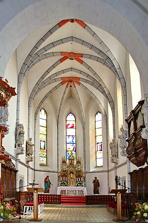 Eisgarn, Pfarrkirche Mariä Himmelfahrt, Blick in den Chorschluss, durch Wappen um 1340 datierbar
