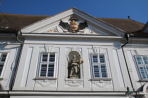 Langenlois, barockes Rathaus, im 19. Jahrhundert umgebaut