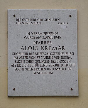 Tattendorf, Kirchengasse 11, Pfarrhof, Gedenktafel für Pfarrer Alois Kremer