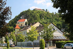 Pitten, Häuserensemble am Hauptplatz, im Hintergrund die Bergkriche und die Burg Pitten