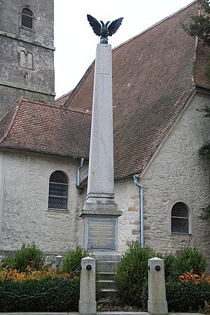 Ulrichskirchen, Denkmal für die in den Schlachten bei Asparn und Deutsch Wagram gefallenen österreichischen und franzözischen Soldaten, 1909 errichtet
