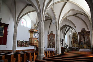 Thaya, Pfarrkirche hll. Petrus und Paulus, im Kern romanische Chorturmkirche,  zu spätgot. Halle ausgebaut