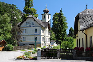 Schwarzau im Gebirge, Pfarrkirche hl. Nikolaus, im Kern spätromanische Kirche, 2. Viertel 13. Jh., barockisiert, Turm von 1715-1717