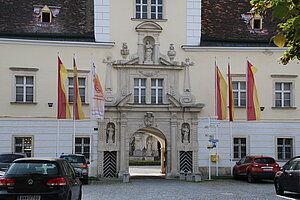 Stift Heiligenkreuz, Eingang in den inneren Stiftshof