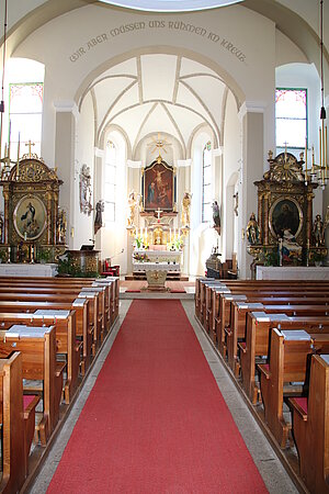 Hirschbach, Pfarrkirche Kreuzerhöhung, barockisierte Renaissance-Saalkirche