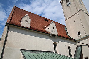 Wiesmath, Pfarrkirche hll. Peter und Paul, spätgotische Wehrkirchenanlage, 15. Jh., Wehrobergeschoß 16.-17. Jh.