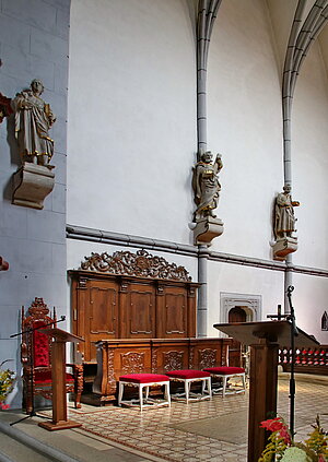 Eisgarn, Pfarrkirche Mariä Himmelfahrt, Blick in den Chor, Apostelfiguren 3. Viertel 18. Jh.