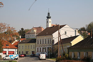 Obersulz, Blick auf das Ensemble von Pfarrkirche und Pfarrhof