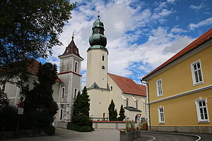 Wolfsbach, Ortszentrum mit der Pfarrkirche im Hintergrund