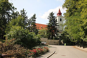 Enzesfeld, Pfarrkirche hl. Margareta, gotische Hallenkirche mit barockem Nordturm