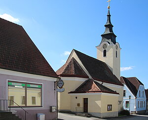 Ludweis, Pfarrkirche hl. Ägyd, barocke Saalkirche mit West-Turm
