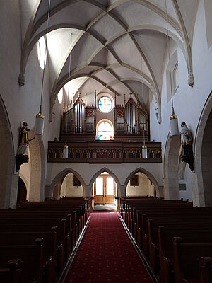 Ober-Grafendorf, Pfarrkirche hl. Josef, Blick in das Kircheninnere Richtung Orgelempore