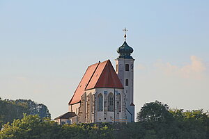 Gerolding, Pfarrkirche hl. Johannes der Täufer, von Friedhof umgebene Saalkirche mit gotischem Langchor und Nordturm