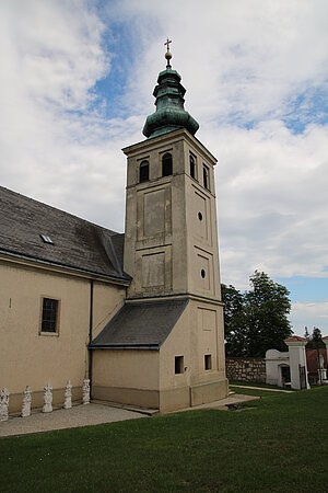 Palterndorf, Pfarrkirche Mariae Himmelfahrt - Maria am Bühel, ehem.Wehrkirche, von Friedhof umgeben, mittelalterlicher Kern, 1782 Um- und Erweiterungsbau