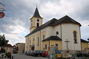 Schrems, Pfarrkirche Mariä Himmelfahrt, neobarocke Saalkirche mit West-Turm