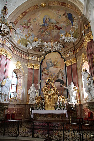 Tulln, ehem. Minoritenkirche - Kirche hl. Johannes Nepomuk, 1732-39 errichtet, Hochaltar, Gesamtkomposition von Architektur, Plastik und Wandmalerei, um 1730