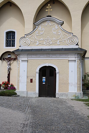 St. Peter in der Au, Pfarrkirche Hll. Petrus und Paulus, Portalvorbau  von 1769