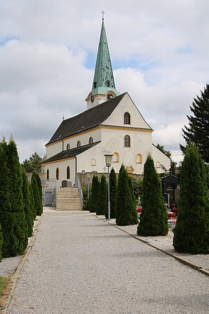 Lassee, Pfarrkirche hl. Martin in der Ortsmitte, ehem. Wehrkirche, im Kern mittelalterlicher Bau