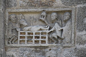 Sollenau, Pfarrkirche hl. Laurentius, romanische Basilika, 12. Jh., Ostturm, Relief mit Martyrium des hl. Laurentius, spätromanisch