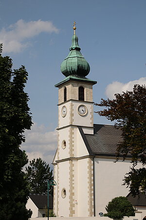 Trumau, Pfarrkirche hl. Johannes der Täufer, nachgotische Saalkirche mit Fassadenturm, 1588 errichtet, 1845 Erweiterungsbau
