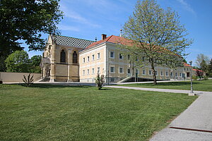 Mayerling, Kloster der Unbeschuhten Karmeliterinnen, ehem. Jagdschloss Kronprinz Rudolfs, 1886 errichtet, 1889 Umbau zum Kloster