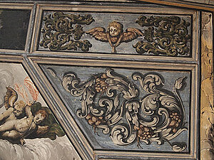 Bemalte Holzkassettendecke in der sogenannten Kapelle, Ornamentfelder und Engelsdarstellungen