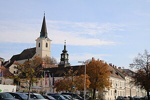 Hollabrunn, Rathaus, dahinter die Pfarrkirche
