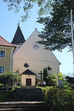 Großgöttfritz, Pfarrkirche hl. Leonhard, gotische Ostturmkirche, frühes 14. Jh., im 15. Jh. erweitert